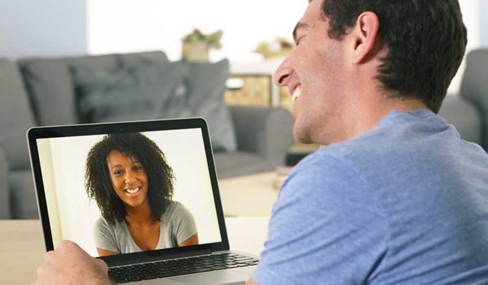 When to Stay Overnight in a Long-Distance Relationship